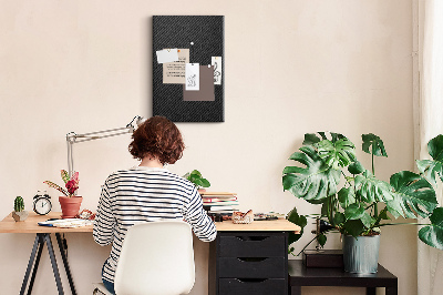 Prikbord van kurk met zwarte textuur en een subtiel houtskoolpatroon