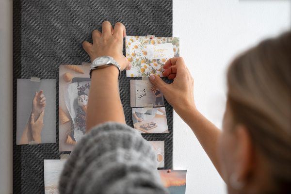 Prikbord van kurk met zwarte textuur en een subtiel houtskoolpatroon
