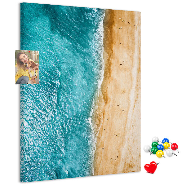Kurken memobord met een afbeelding van een strand met golvende zee en mensen