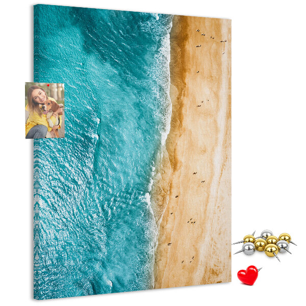 Kurken memobord met een afbeelding van een strand met golvende zee en mensen