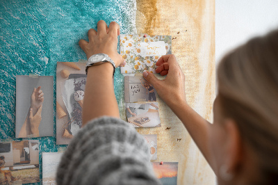 Kurken memobord met een afbeelding van een strand met golvende zee en mensen