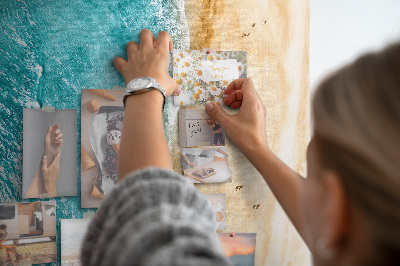 Kurken memobord met een afbeelding van een strand met golvende zee en mensen
