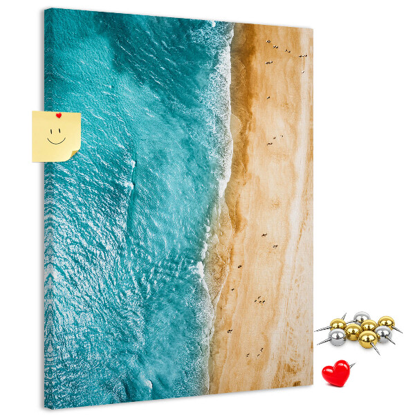 Kurken memobord met een afbeelding van een strand met golvende zee en mensen