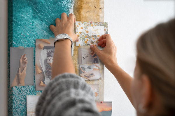 Kurken memobord met een afbeelding van een strand met golvende zee en mensen