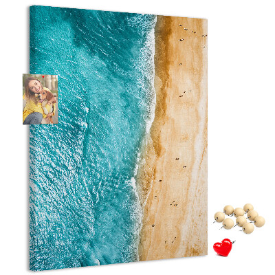 Kurken memobord met een afbeelding van een strand met golvende zee en mensen