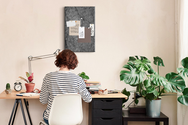 Prikbord van kurk met grijszwarte natuursteenstructuur