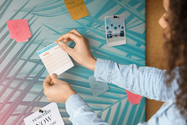 Memobord van kurk met tropische palmbladeren in pasteltinten