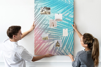 Memobord van kurk met tropische palmbladeren in pasteltinten