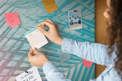 Memobord van kurk met tropische palmbladeren in pasteltinten