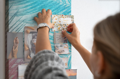 Memobord van kurk met tropische palmbladeren in pasteltinten