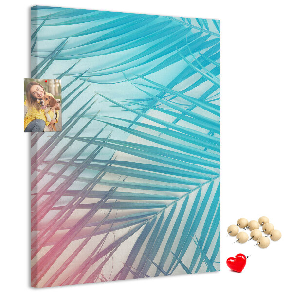 Memobord van kurk met tropische palmbladeren in pasteltinten