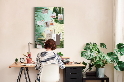 Kurken prikbord met een ontwerp van palmbladeren op een pastelkleurige achtergrond