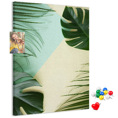 Kurken prikbord met een ontwerp van palmbladeren op een pastelkleurige achtergrond