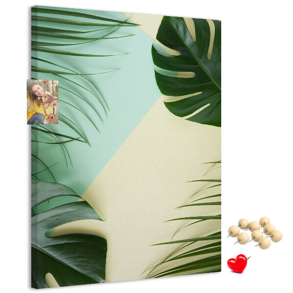 Kurken prikbord met een ontwerp van palmbladeren op een pastelkleurige achtergrond