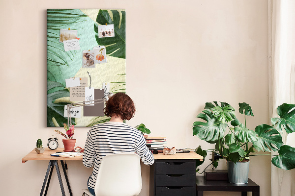 Kurken prikbord met een ontwerp van palmbladeren op een pastelkleurige achtergrond