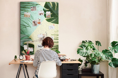 Kurken prikbord met een ontwerp van palmbladeren op een pastelkleurige achtergrond