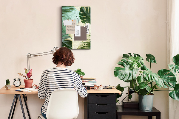 Kurken prikbord met een ontwerp van palmbladeren op een pastelkleurige achtergrond
