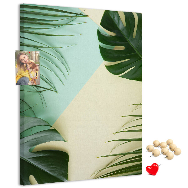 Kurken prikbord met een ontwerp van palmbladeren op een pastelkleurige achtergrond