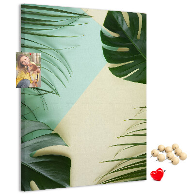 Kurken prikbord met een ontwerp van palmbladeren op een pastelkleurige achtergrond