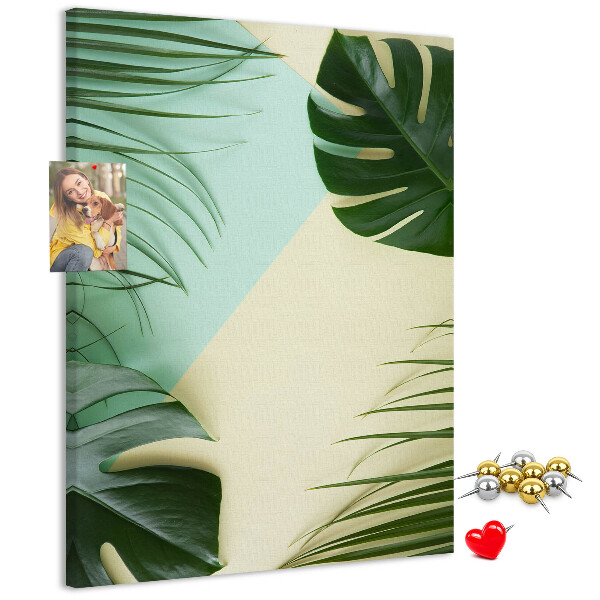 Kurken prikbord met een ontwerp van palmbladeren op een pastelkleurige achtergrond