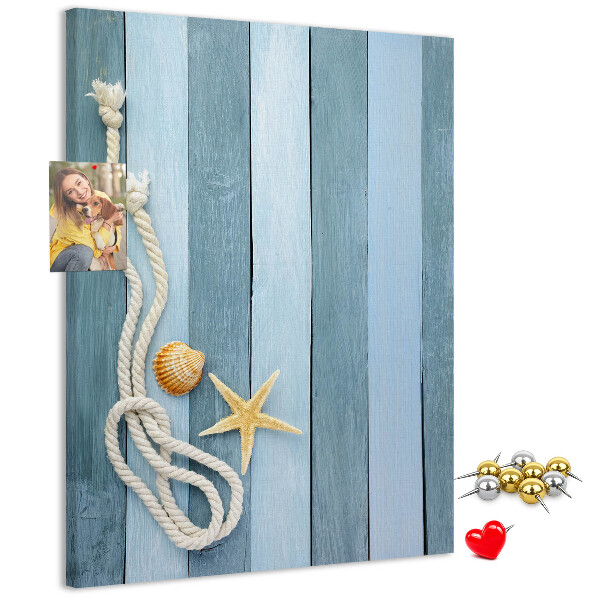 Kurken memobord met een maritieme uitstraling voorzien van blauwe planken en een schelp