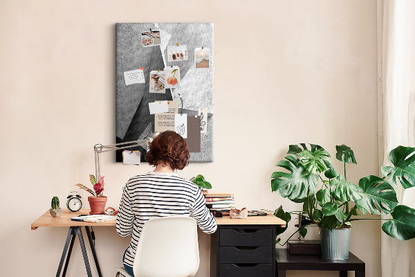 Prikbord van kurk met betongeometrie in grijstinten