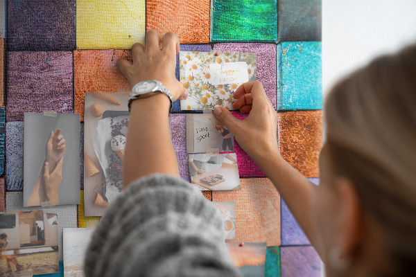 Kurk bedrukken kleurrijke houten vierkantjes in een mozaïek
