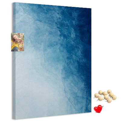 Kurken prikbord met een fijn geweven patroon in verschillende blauwtinten