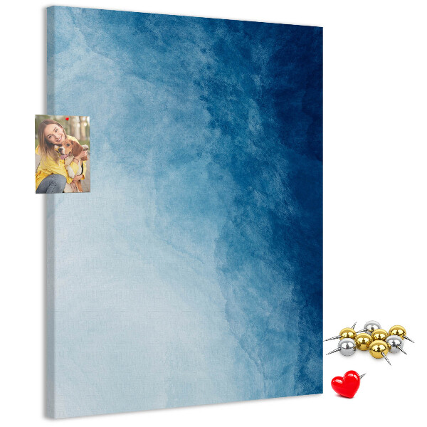 Kurken prikbord met een fijn geweven patroon in verschillende blauwtinten