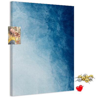Kurken prikbord met een fijn geweven patroon in verschillende blauwtinten