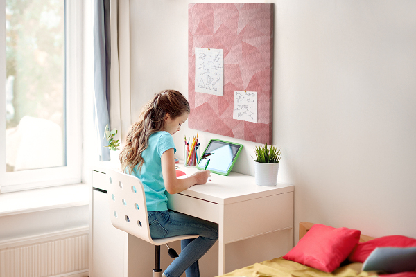 Kurken memobord met abstract roze geometrisch driehoekspatroon