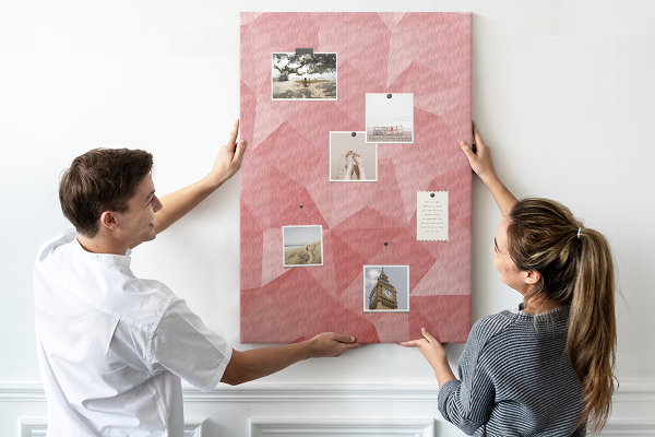 Kurken memobord met abstract roze geometrisch driehoekspatroon