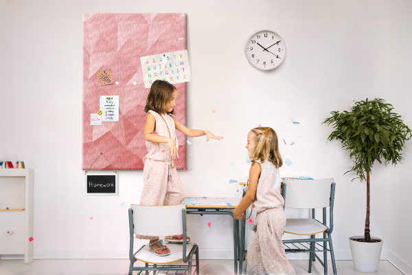 Kurken memobord met abstract roze geometrisch driehoekspatroon