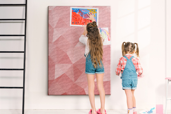 Kurken memobord met abstract roze geometrisch driehoekspatroon