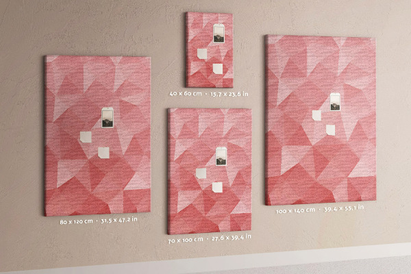 Kurken memobord met abstract roze geometrisch driehoekspatroon