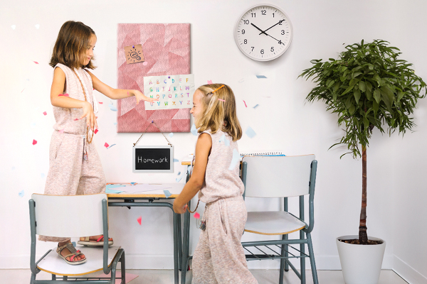 Kurken memobord met abstract roze geometrisch driehoekspatroon