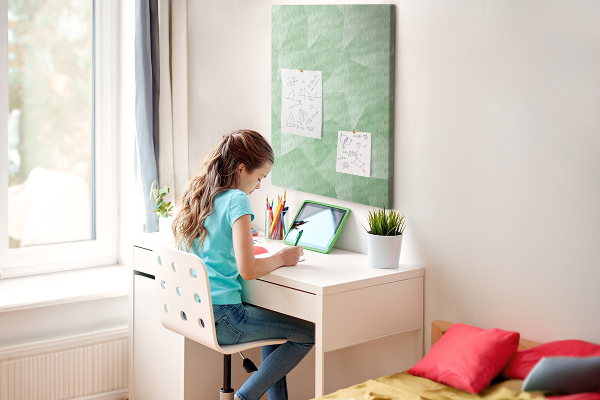 Prikbord van kurk met geometrische vormen in groene tinten