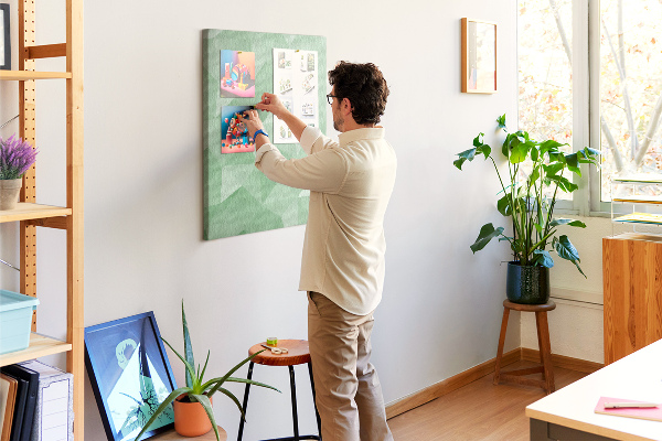 Prikbord van kurk met geometrische vormen in groene tinten
