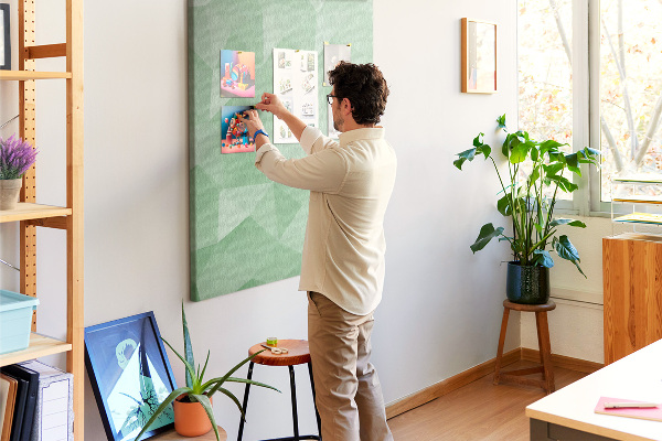 Prikbord van kurk met geometrische vormen in groene tinten