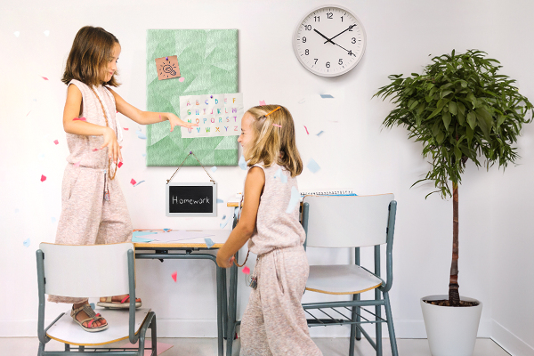 Prikbord van kurk met geometrische vormen in groene tinten