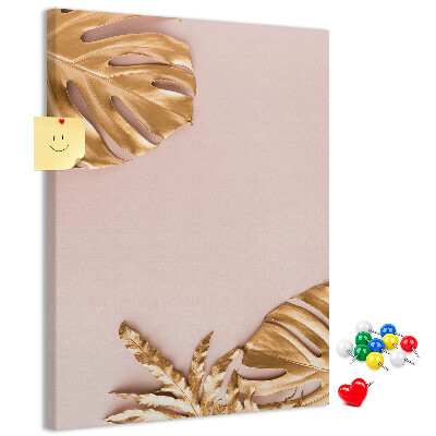 Memobord van kurk met gouden blaadjes op een zachtroze achtergrond