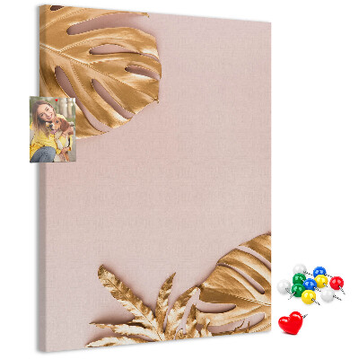 Memobord van kurk met gouden blaadjes op een zachtroze achtergrond