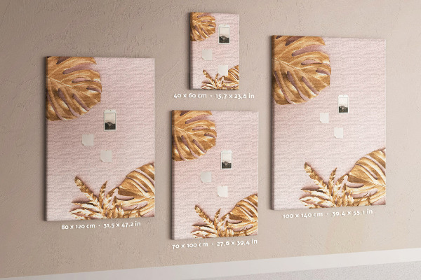 Memobord van kurk met gouden blaadjes op een zachtroze achtergrond