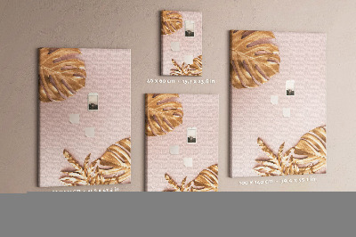 Memobord van kurk met gouden blaadjes op een zachtroze achtergrond