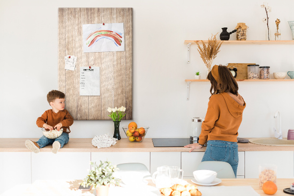 Kurken prikbord met natuurlijke houten plankendessin