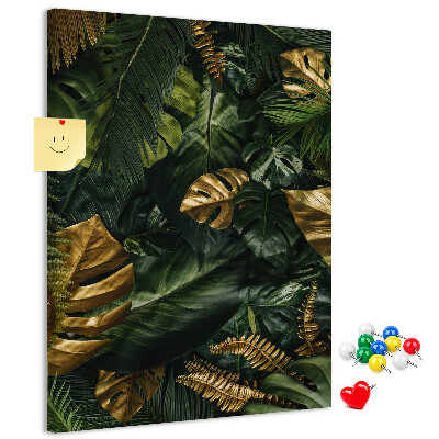 Memobord van kurk met gouden bladeren in een tropische plantencompositie