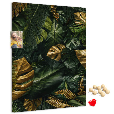 Memobord van kurk met gouden bladeren in een tropische plantencompositie