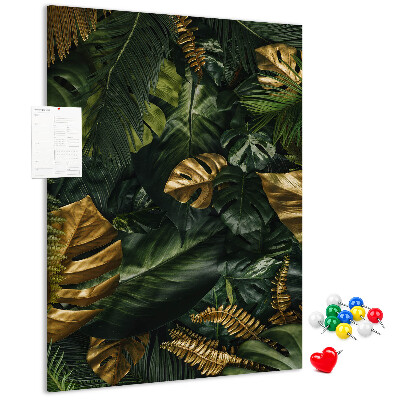 Memobord van kurk met gouden bladeren in een tropische plantencompositie