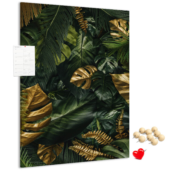 Memobord van kurk met gouden bladeren in een tropische plantencompositie