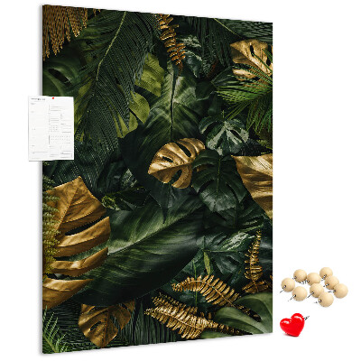 Memobord van kurk met gouden bladeren in een tropische plantencompositie